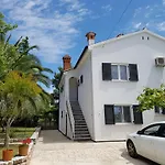 דירה Rosa With Yard And Children's Playground