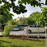 Rosa With Yard And Children's Playground דירה *