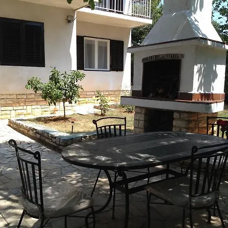 Rosa With Yard And Children's Playground * Tar-Vabriga