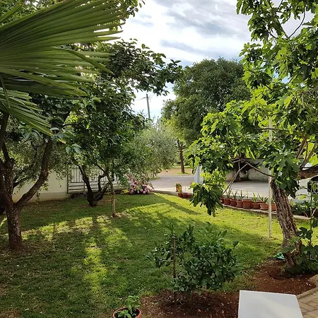 Rosa With Yard And Children's Playground Tar-Vabriga