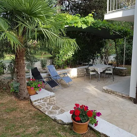 Rosa With Yard And Children's Playground Tar-Vabriga