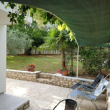 Daire Rosa With Yard And Children's Playground