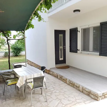 Rosa With Yard And Children's Playground Tar-Vabriga