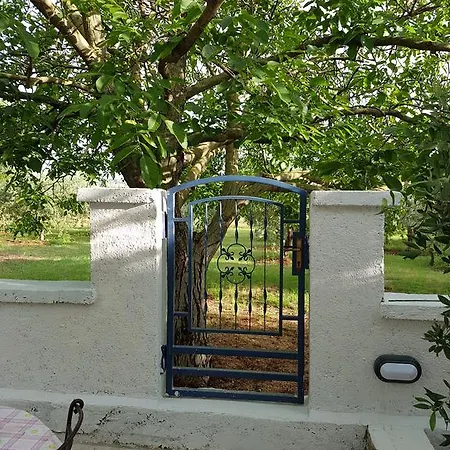 Daire Rosa With Yard And Children's Playground *