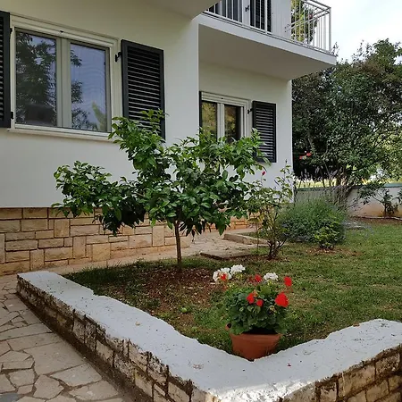 Apartmán Rosa With Yard And Children's Playground