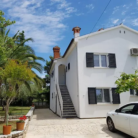 Daire Rosa With Yard And Children's Playground