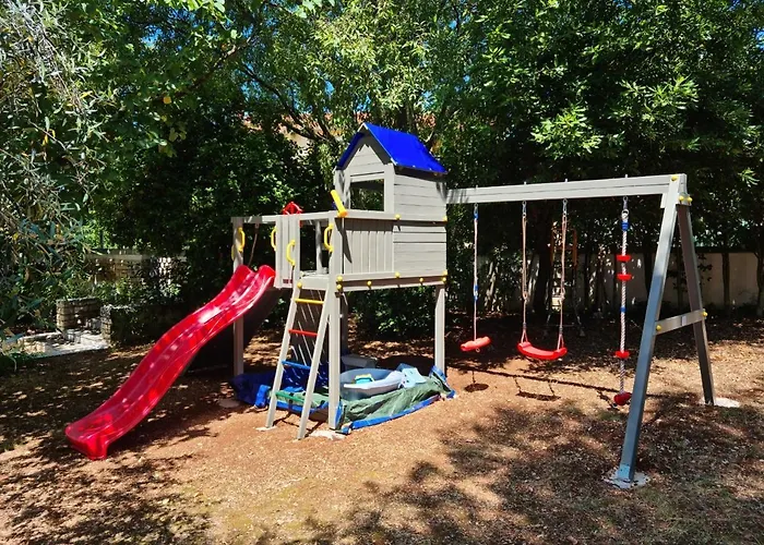 Rosa With Yard And Children's Playground Tar-Vabriga