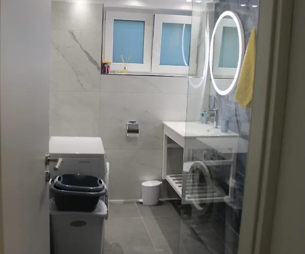 Rosa With Yard And Children's Playground 아파트 Tar-Vabriga