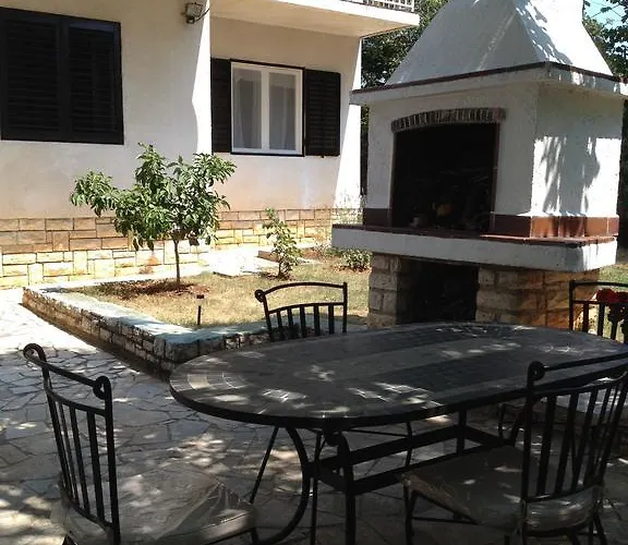 Rosa With Yard And Children's Playground * Tar-Vabriga