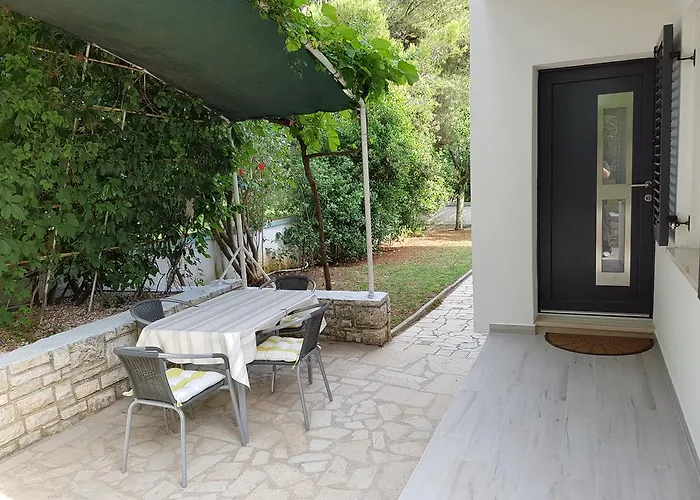 아파트 Rosa With Yard And Children's Playground Tar-Vabriga