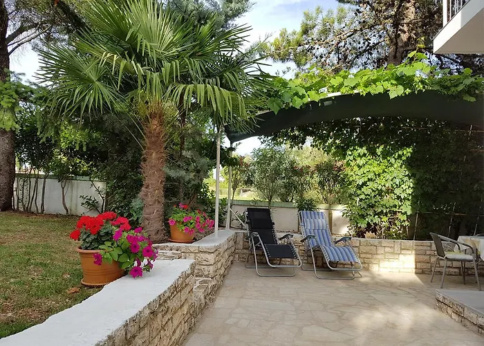 아파트 Rosa With Yard And Children's Playground Tar-Vabriga