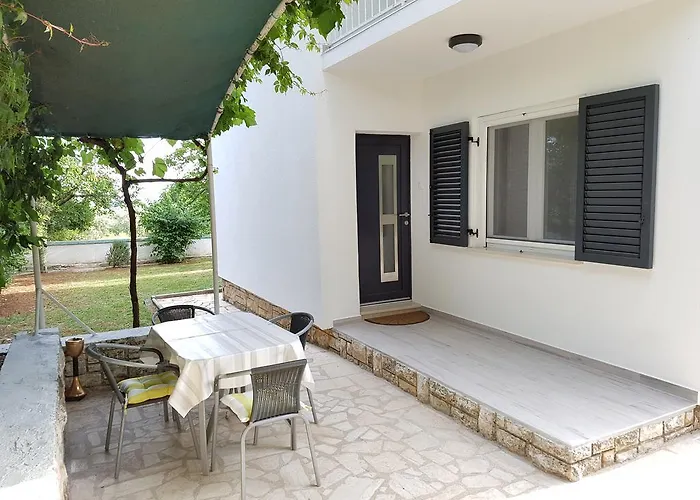 Rosa With Yard And Children's Playground Tar-Vabriga