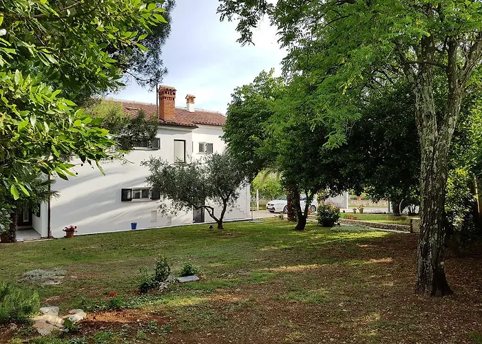 Rosa With Yard And Children's Playground Tar-Vabriga