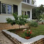 Appartement Rosa With Yard And Children's Playground