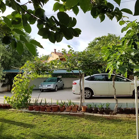 Rosa With Yard And Children's Playground דירה *